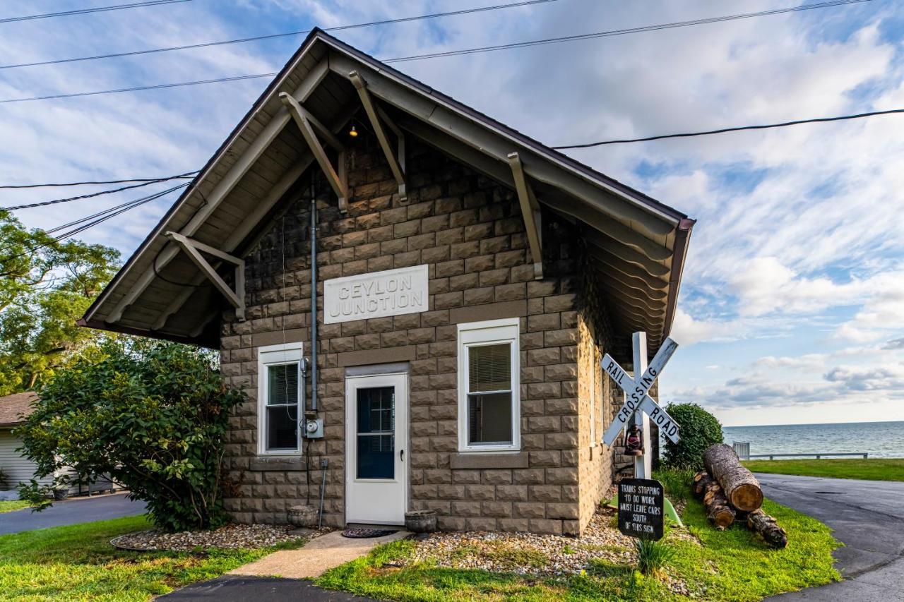 Cozy Lakefront Cottage Huron Exterior photo