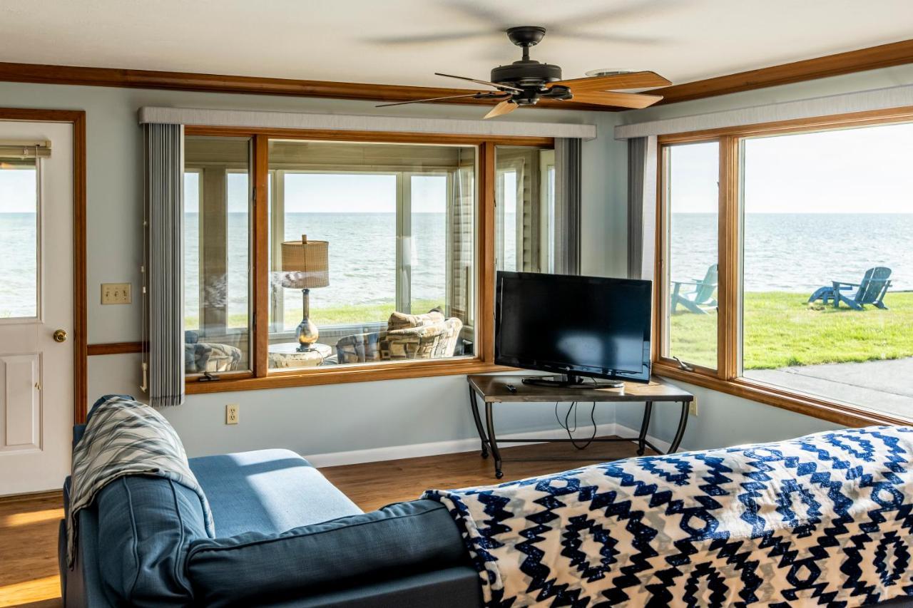 Cozy Lakefront Cottage Huron Room photo