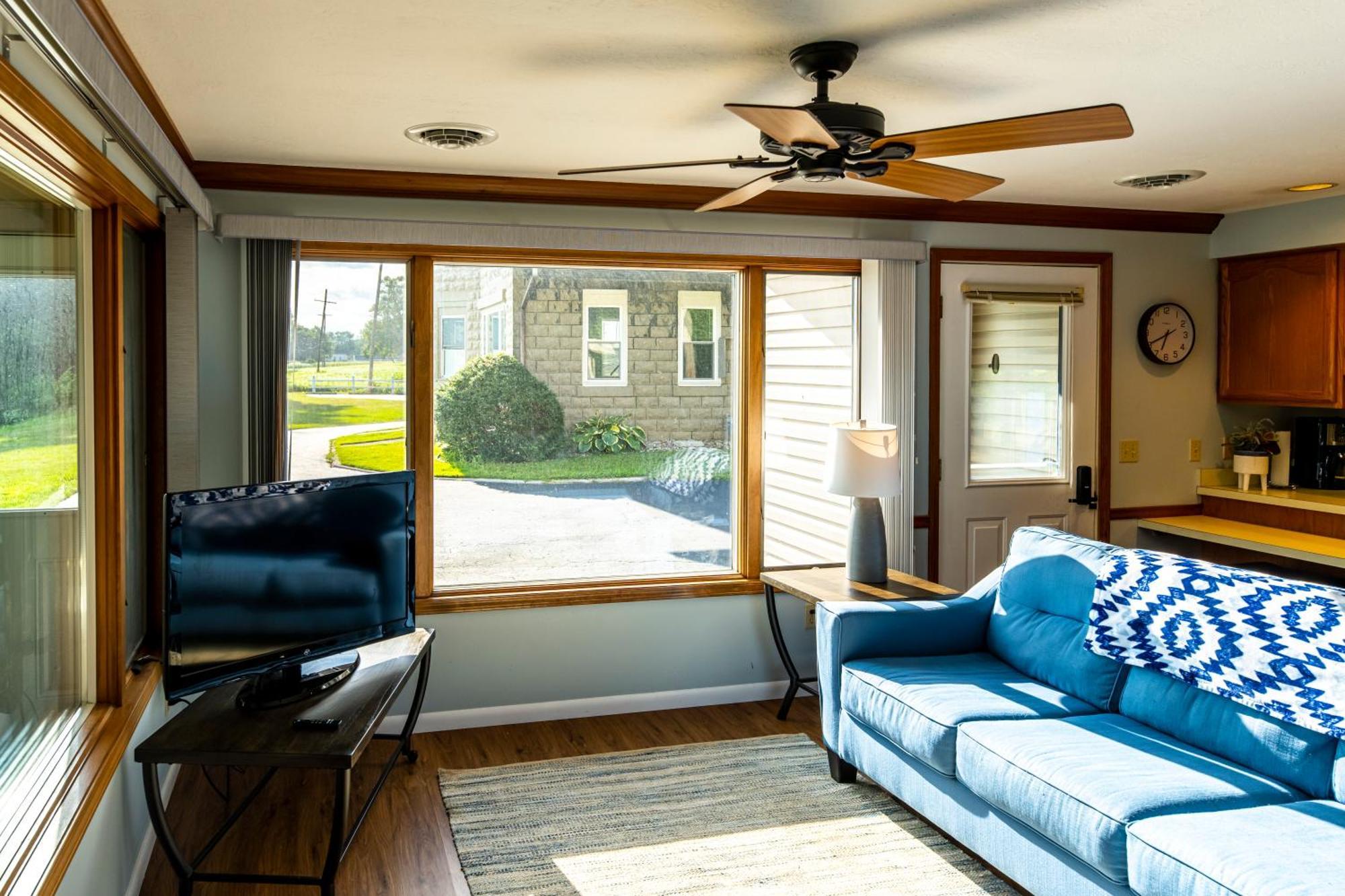 Cozy Lakefront Cottage Huron Room photo