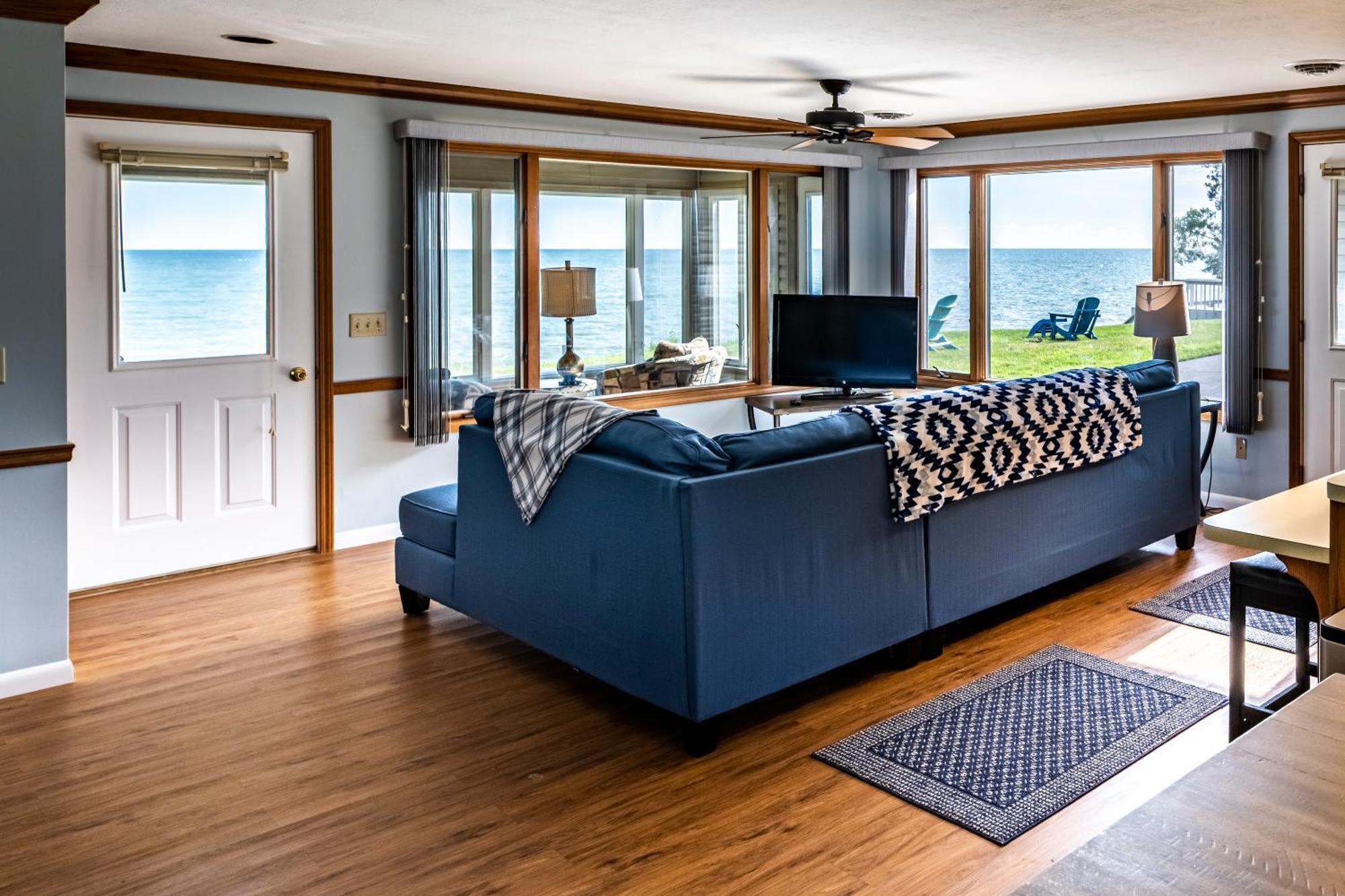 Cozy Lakefront Cottage Huron Room photo