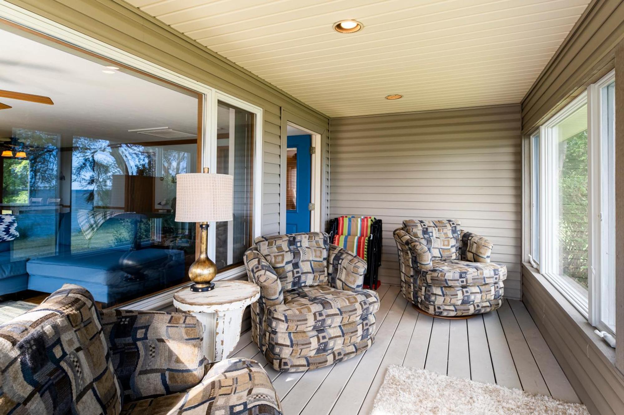 Cozy Lakefront Cottage Huron Room photo